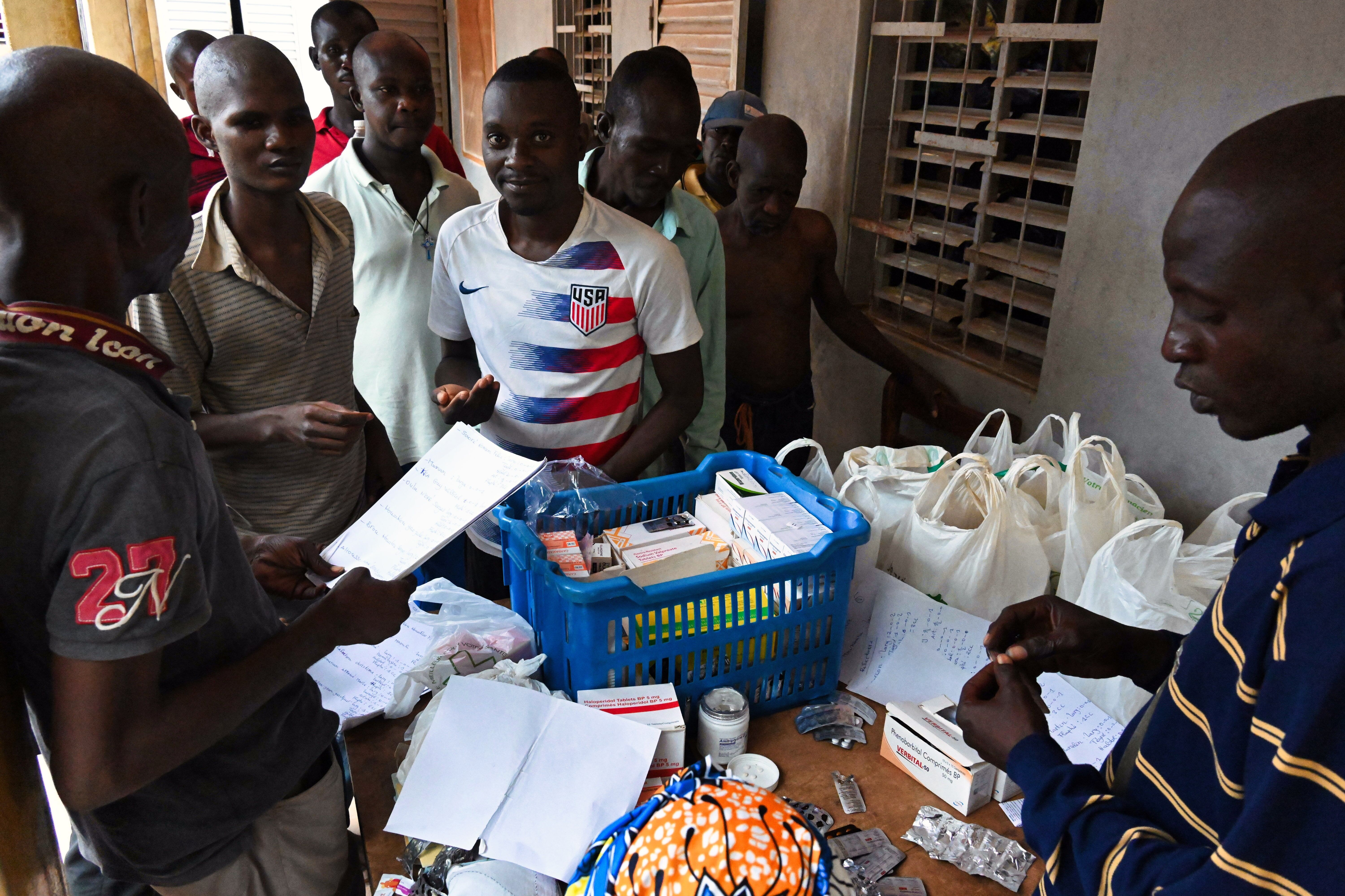 Medikamentenausgabe in Bouaké